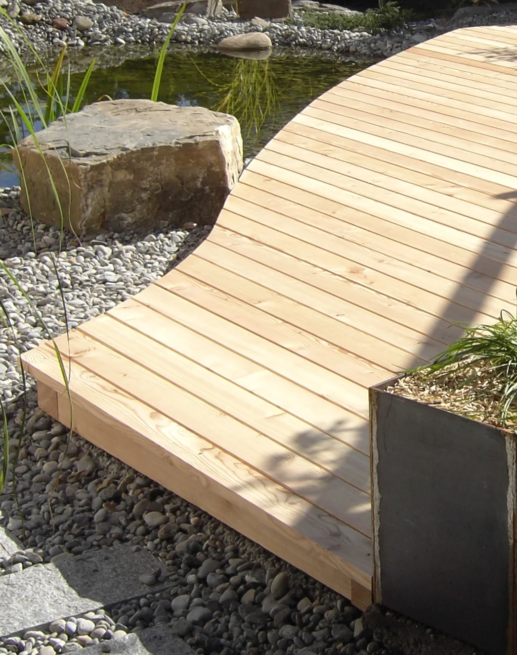 Terrassenboden mit Schwung – Detail